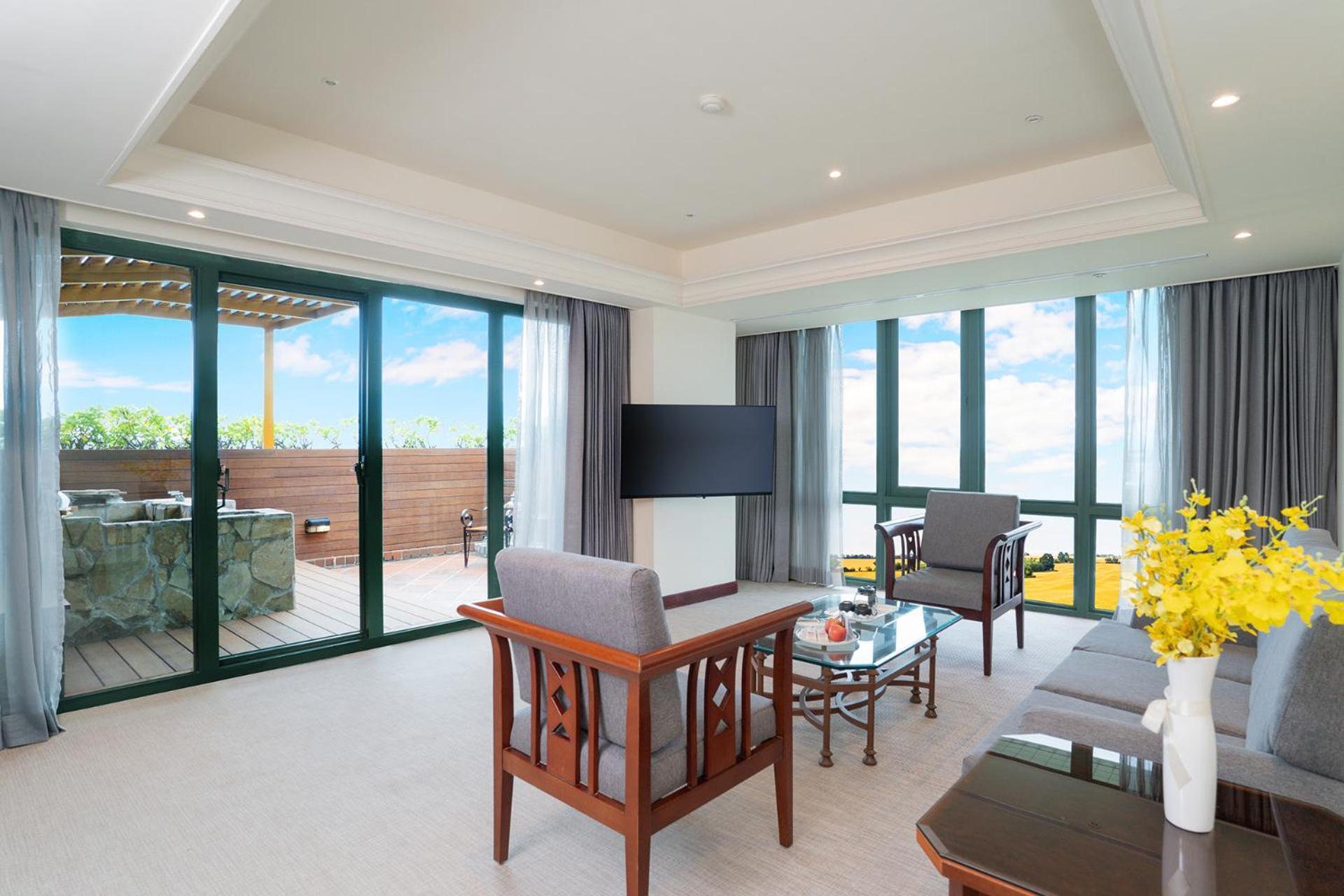Formosan Naruwan Hotel Taitung Luaran gambar A living room in a suite at the hotel